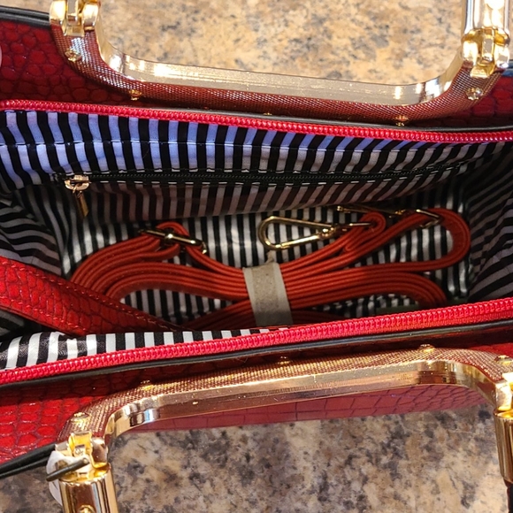 Park Ave Collection Red Handbag - Picture 2 of 5